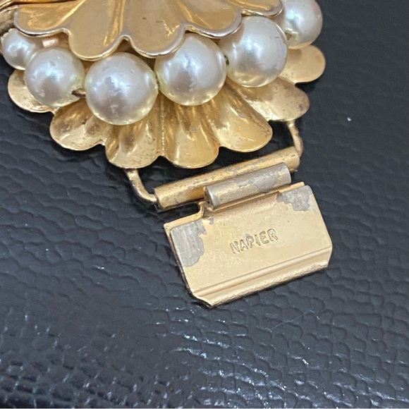 Vintage NAPIER Gold-tone Faux Pearl Flower Link Bracelet 40.2g - Picture 11 of 13